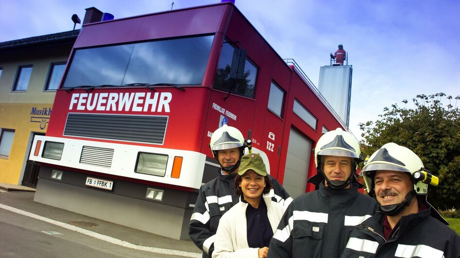 Feuerwehrhaus und Feuerwehrmitglieder | © TVB Thermen- & Vulkanland