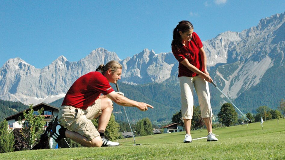 Zwei Golfer am weltweit 1. Bio Golfplatz