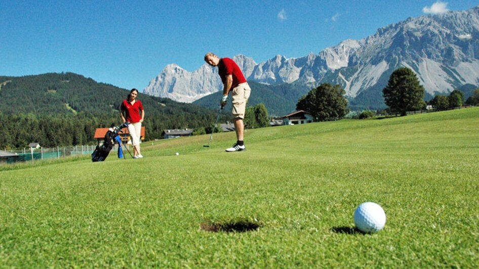 Zwei Golfer am weltweit 1. Bio Golfplatz.